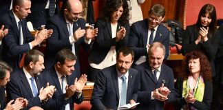 Matteo Salvini tra i banchi della Lega al termine del suo discorso sul caso Diciotti.