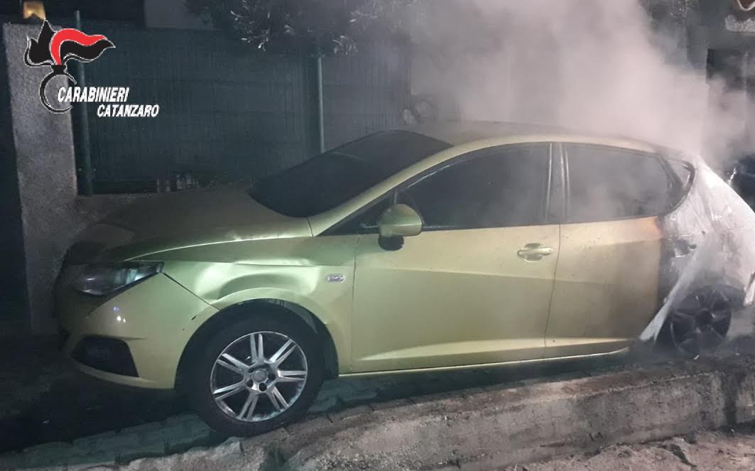 auto incendiata Montepaone