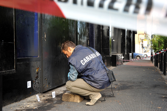 carabinieri lavoro dopo bottiglia incendiaria 