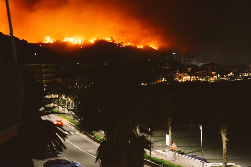 Devastante incendio a Cogoleto (Genova), sfollate famiglie