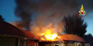 Incendio distrugge cinque negozi nel crotonese, indagini dei carabinieri