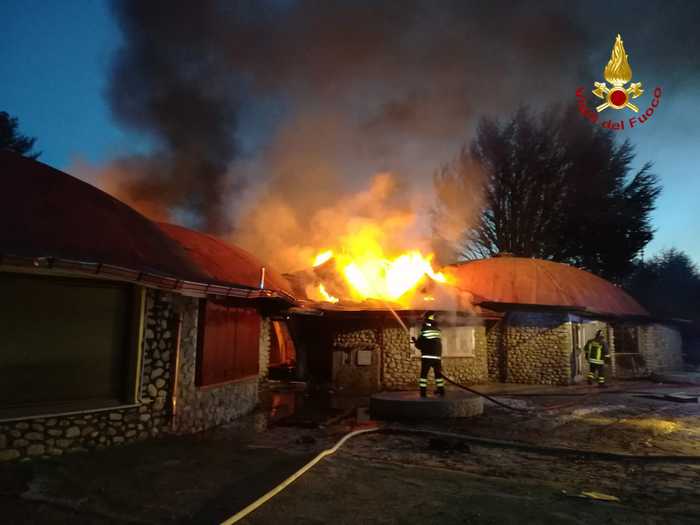 Incendio distrugge cinque negozi nel crotonese, indagini dei carabinieri