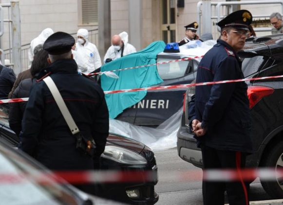 L'auto dei Carabinieri con la Scientifica