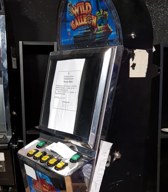 Controlli su locali di scommesse, sequestrate slot-machine taroccate