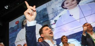 Volodymyr Zelensky festeggia nel suo quartier generale