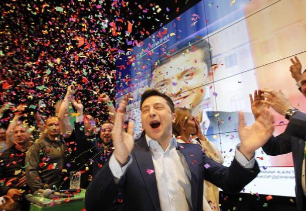 Volodymyr Zelensky in festa dopo i primi exit-poll in Ucraina