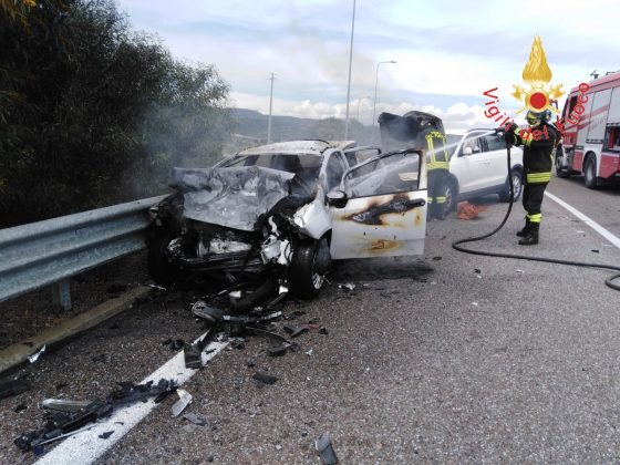 auto in fiamme dopo incidente