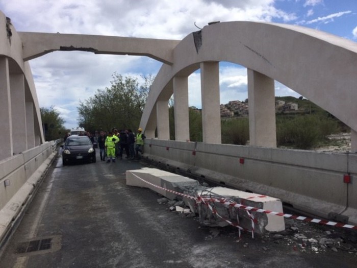 Camion abbatte trave viadotto, chiusa statale 106 jonica a Badolato