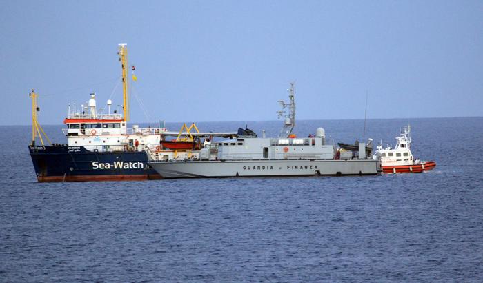 Sea Watch, la Ong forza il blocco ed entra in Italia. Vertice tra Conte e Rutte