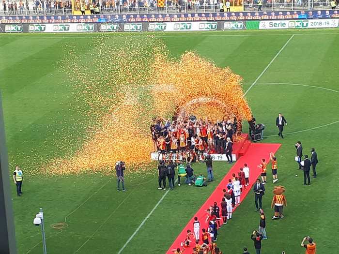 Il Lecce festeggia la promozione in serie A  