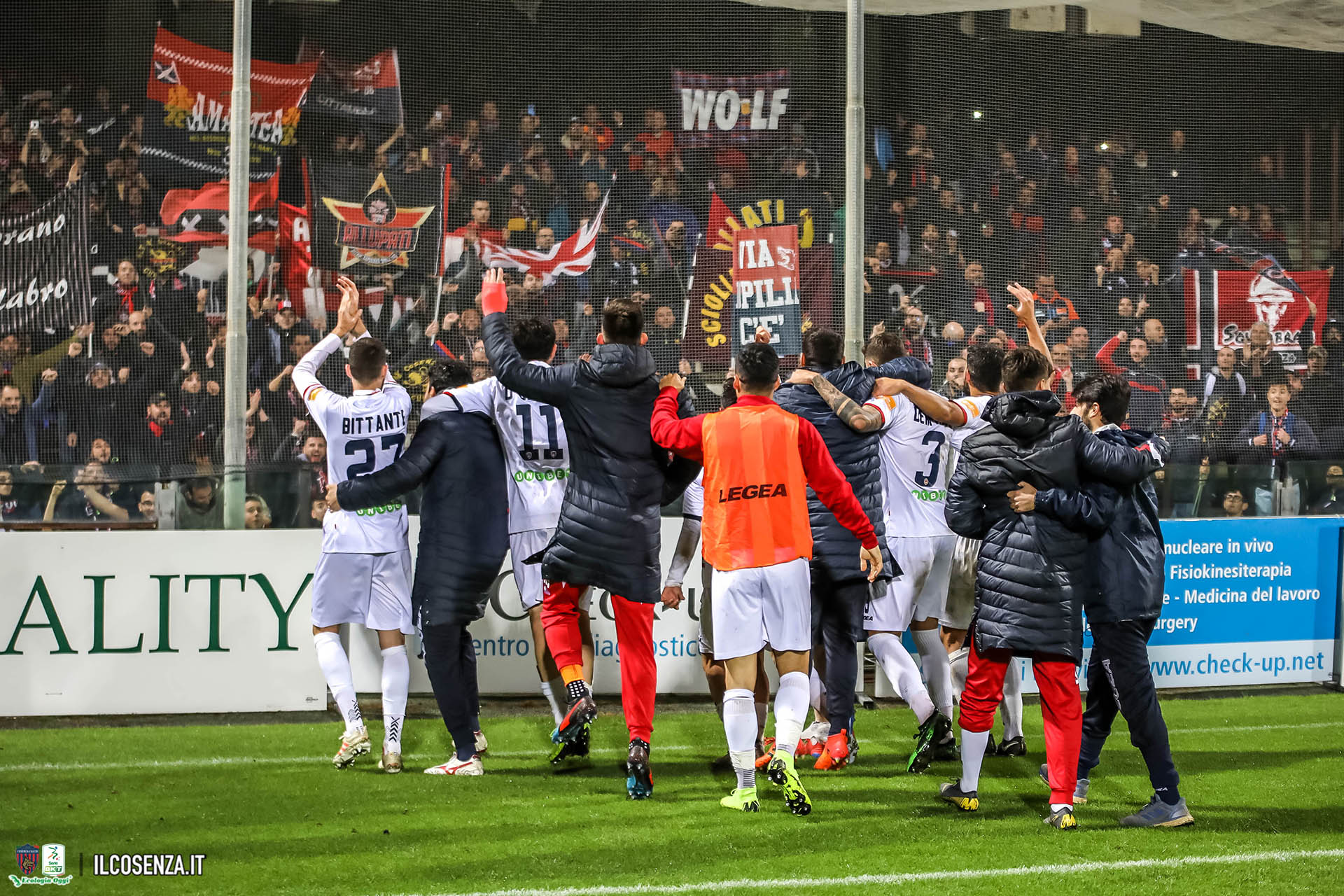 I calciatori del Cosenza esultano a fine gara 