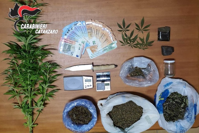 Oltre 600 gr di droga in casa, arrestato