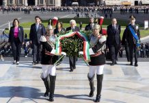 Sergio Mattarella depone una corona all'Altare della Patria per la Festa della Repubblica