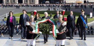 Sergio Mattarella depone una corona all'Altare della Patria per la Festa della Repubblica