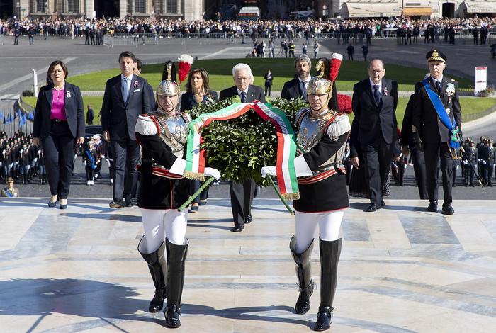 Sergio Mattarella depone una corona all'Altare della Patria per la Festa della Repubblica