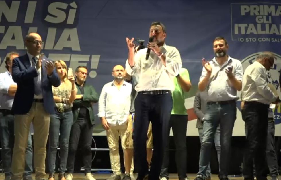 Matteo Salvini nel comizio a Pescara, dateci forza per salvare il paese